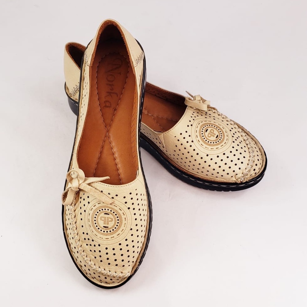 NWT Norka Orthopedic Leather Flat Shoes Beige